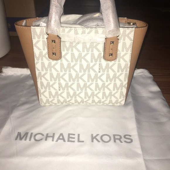 Michael Kors Tote❌sold❌ - Picture 2 of 3